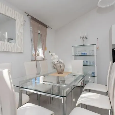 Vila Vinjani *